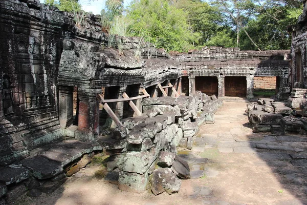 De ruïnes van een oude tempel in Cambodja — Stockfoto