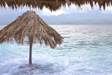 Eski tente kumlu bir plaj üzerinde. Filipinler bulutlu hava