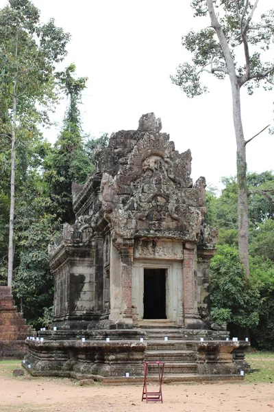 Ruinas y muros de una antigua ciudad en el complejo Angkor, cerca de la —  Fotos de Stock