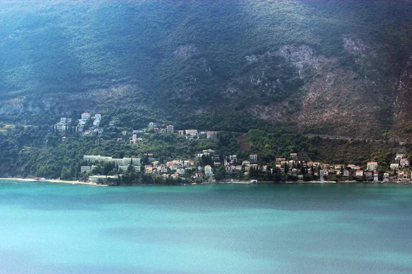 Vista panorámica de una pequeña ciudad europea en Montenegro —  Fotos de Stock