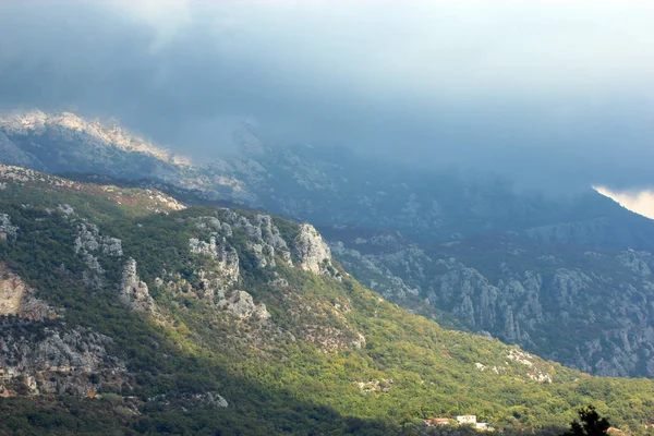 Panoramisch uitzicht over de hoge groene bergen in Montenegro — Stockfoto