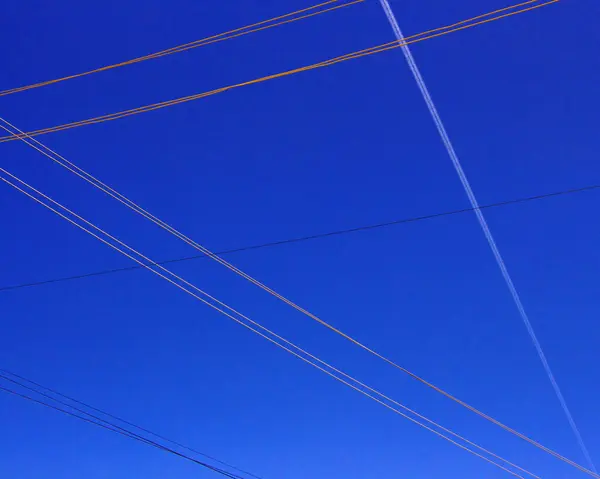 Geometrisches Muster Von Drähten Gegen Den Himmel — Stockfoto