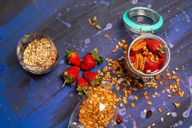 Müsli whit çilek, granola ve tohumlar.
