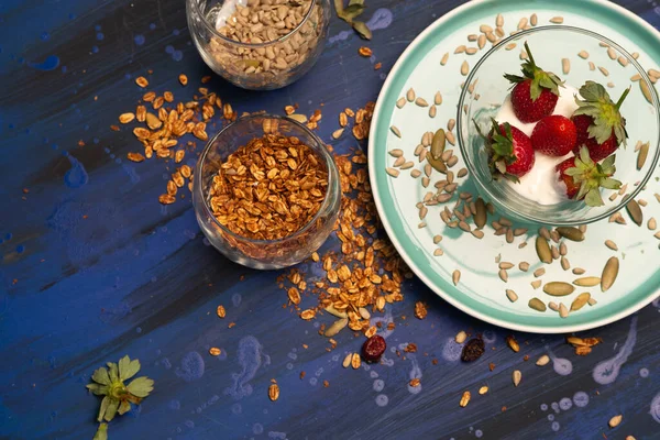 Müsli whit çilek, granola ve tohumlar.