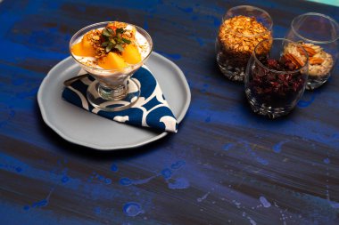 Kavun parçaları, mavi masa üzerinde mavi plaka ve tohumlar.