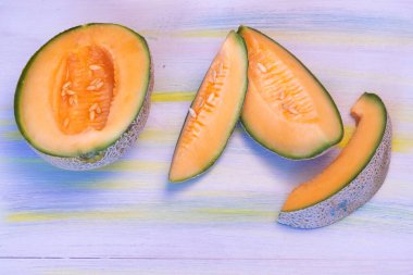 Beyaz masada kavun, mavi ve beyaz plakalı..