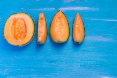 Mavi masadaki kavun, mavi ve beyaz plakalı..