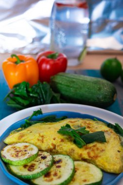 Yumurtalı tortilla, ıspanak, kabak ve ketojenik diyet için biber..