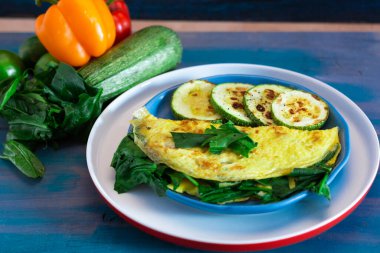 Keto diyeti için yumurta, ıspanak, kabak ve biberli tortilla..