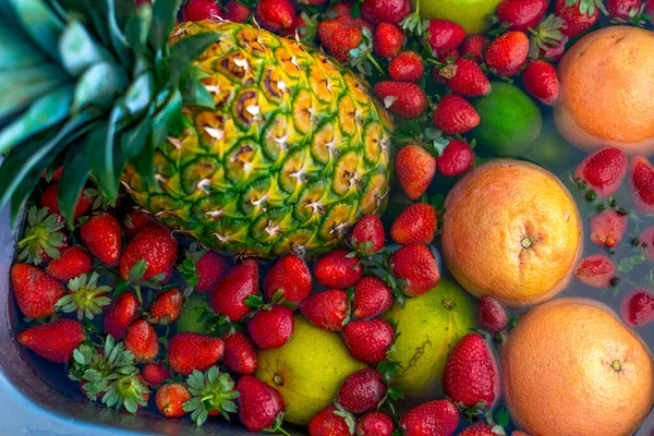 Mutfak lavabosunda ananas, çilek, portakal ve limon..