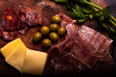 Serrano jambonlu peynir, arkadaşlarla parti için masada zeytin ya da aperatif olarak...