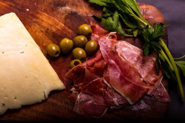 Serrano jambonlu peynir, arkadaşlarla parti için masada zeytin ya da aperatif olarak...