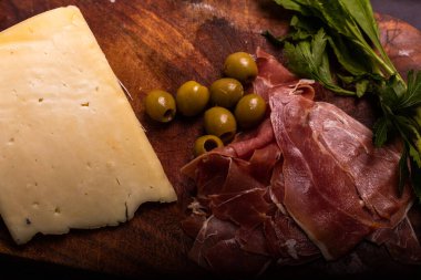 Serrano jambonlu peynir, arkadaşlarla parti için masada zeytin ya da aperatif olarak...