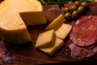 Serrano jambonlu peynir, arkadaşlarla parti için masada zeytin ya da aperatif olarak...