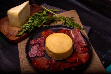 Serrano jambonlu peynir, arkadaşlarla parti için masada zeytin ya da aperatif olarak...