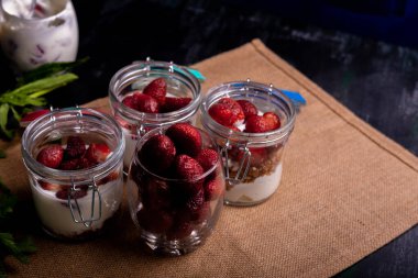 Kahvaltıda yoğurtlu lezzetli çilekli müsli.