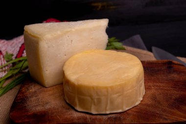 Tekerlekteki lezzetli peynir arkadaşlarla bir öğleden sonra yemeye ya da eğlenmeye hazır.