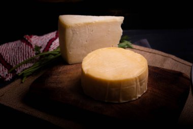 Tekerlekteki lezzetli peynir arkadaşlarla bir öğleden sonra yemeye ya da eğlenmeye hazır.