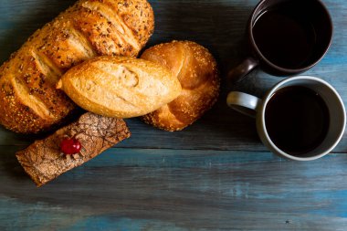 Ekmek, çikolatalı kek, sabah kahvesi. Mutluluk ve sevdiklerinle eğlen..