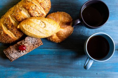 Ekmek, çikolatalı kek, sabah kahvesi. Mutluluk ve sevdiklerinle eğlen..