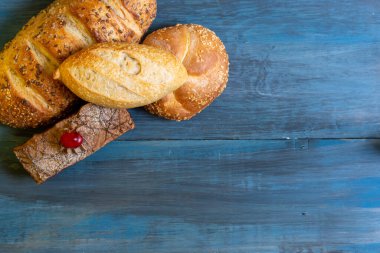 Ekmek, çikolatalı kek, sabah kahvesi. Mutluluk ve sevdiklerinle eğlen..