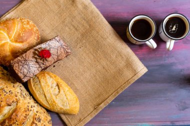 Ekmek, çikolatalı kek, sabah kahvesi. Mutluluk ve sevdiklerinle eğlen..