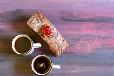 Ekmek, çikolatalı kek, sabah kahvesi. Mutluluk ve sevdiklerinle eğlen..