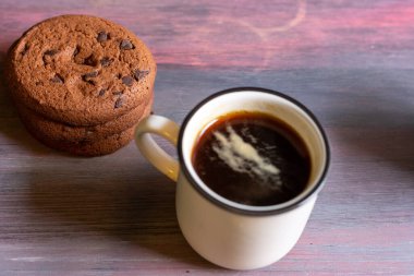 Ekmek, çikolatalı kek, sabah kahvesi. Mutluluk ve sevdiklerinle eğlen..