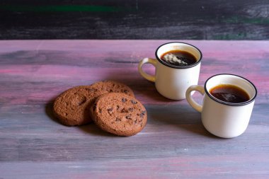 Ekmek, çikolatalı kek, sabah kahvesi. Mutluluk ve sevdiklerinle eğlen..