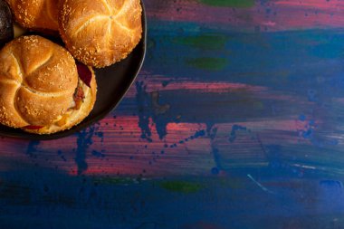 Hamburger etli Kaiser, domates peyniri, avokado, marul. Ayrı ayrı hazırlanabilir ya da yenebilir..