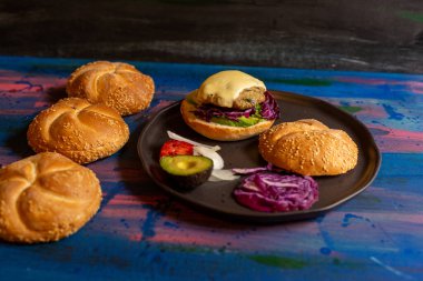 Hamburger etli Kaiser, domates peyniri, avokado, marul. Ayrı ayrı hazırlanabilir ya da yenebilir..