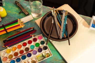 akrilik resimler, tebeşir, renkler, iş günlüğü, evde yalnız ya da çocuklu günlerde çizim, sanatsal etkinlik.