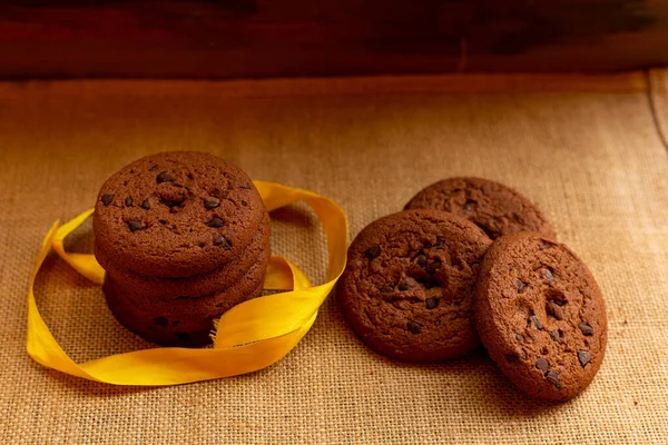 Biscuits Aux Pépites Chocolat Cuits Sur Fond Artistique — Photo