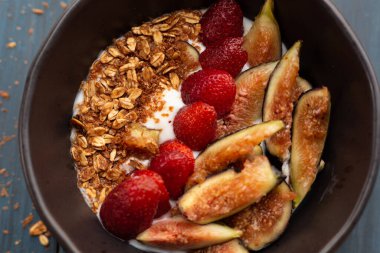 Yoğurtlu yemek, çilek, granola, fındık, enerji dolu vejetaryen diyeti için ideal.