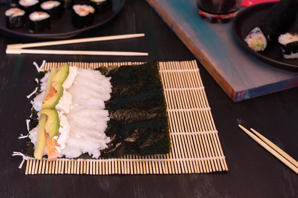 Dělat Domácí Sushi Když Nemůžete Jít Ven Koupit Rýži Lososa — Stock fotografie