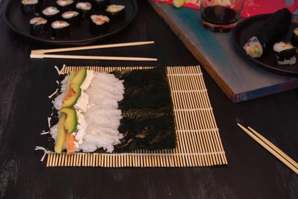 Dělat Domácí Sushi Když Nemůžete Jít Ven Koupit Rýži Lososa — Stock fotografie