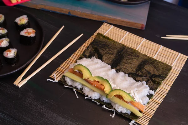 Dělat Domácí Sushi Když Nemůžete Jít Ven Koupit Rýži Lososa — Stock fotografie