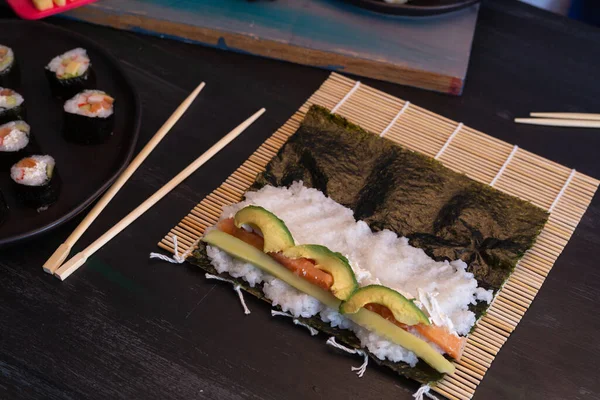 Dělat Domácí Sushi Když Nemůžete Jít Ven Koupit Rýži Lososa — Stock fotografie