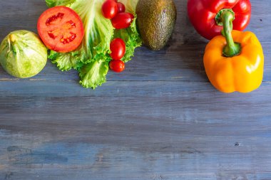 Tatlı domatesli yeşil salata, sağlıklı insanlar için parlak renkler ve besleyici yiyecekler.