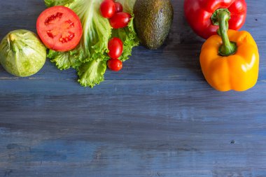 Tatlı domatesli yeşil salata, sağlıklı insanlar için parlak renkler ve besleyici yiyecekler.