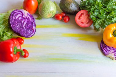 Tatlı domatesli yeşil salata, sağlıklı insanlar için parlak renkler ve besleyici yiyecekler.