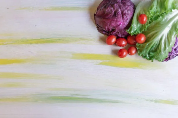 Tatlı domatesli yeşil salata, sağlıklı insanlar için parlak renkler ve besleyici yiyecekler.
