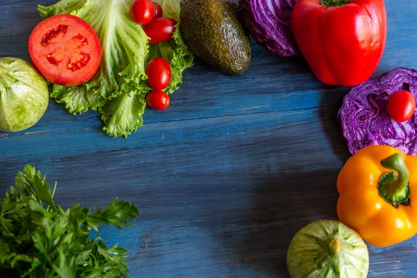 Tatlı domatesli yeşil salata, sağlıklı insanlar için parlak renkler ve besleyici yiyecekler.
