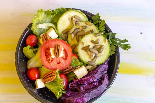 Tatlı Domatesli Yeşil Salata Sağlıklı Insanlar Için Parlak Renkler Besleyici — Stok fotoğraf