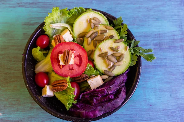 Tatlı Domatesli Yeşil Salata Sağlıklı Insanlar Için Parlak Renkler Besleyici — Stok fotoğraf