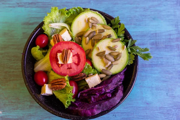 Tatlı domatesli yeşil salata, sağlıklı insanlar için parlak renkler ve besleyici yiyecekler.