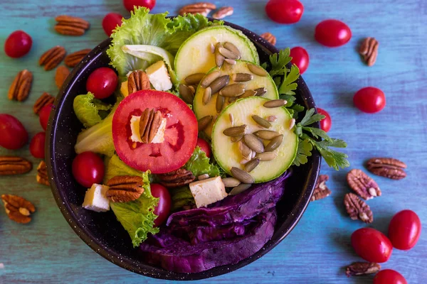 Tatlı Domatesli Yeşil Salata Sağlıklı Insanlar Için Parlak Renkler Besleyici — Stok fotoğraf