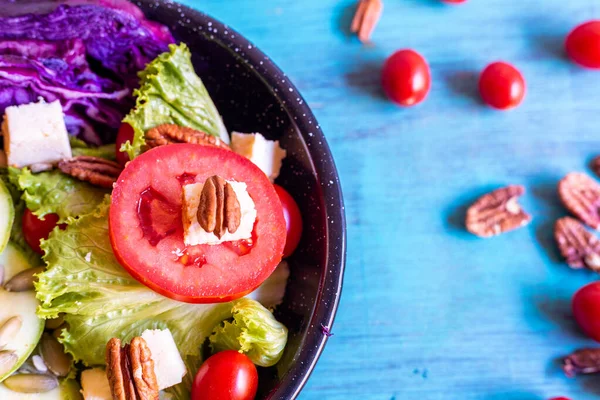 Tatlı Domatesli Yeşil Salata Sağlıklı Insanlar Için Parlak Renkler Besleyici — Stok fotoğraf