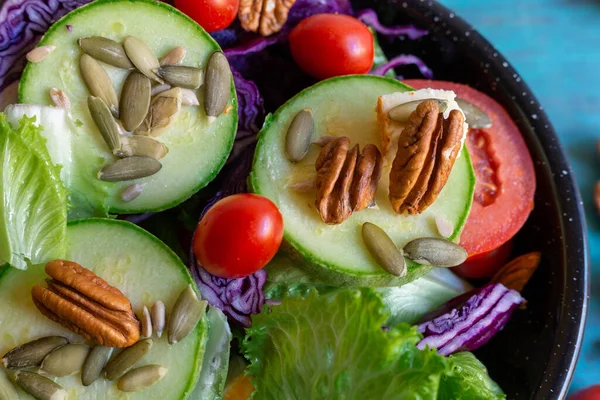 Tatlı Domatesli Yeşil Salata Sağlıklı Insanlar Için Parlak Renkler Besleyici — Stok fotoğraf