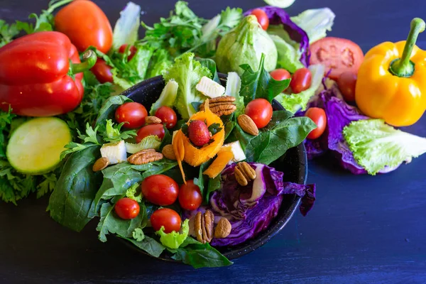 Tatlı Domatesli Yeşil Salata Sağlıklı Insanlar Için Parlak Renkler Besleyici — Stok fotoğraf